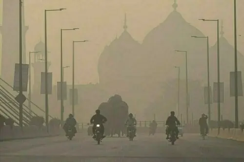 Lahore moves to 16th position among world&rsquo;s most polluted cities