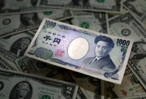 Speculators turn net long on yen for first time since February