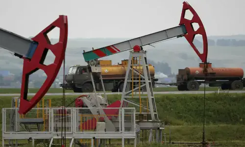 Oil slips as Saudi Arabia offers more crude via Oman