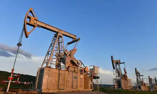 Oil falls 2% to one-week low as Middle East supply disruption fears ease