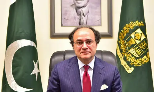 Aurangzeb, UK minister discuss bilateral trade