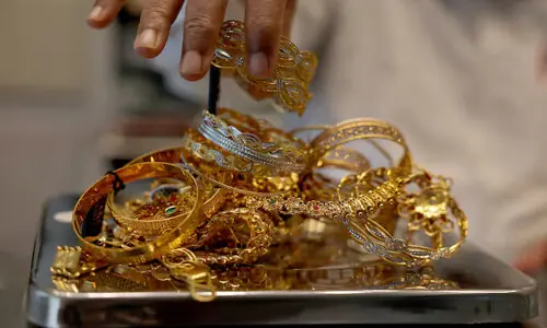 Gold price increases by Rs6,900 per tola in Pakistan