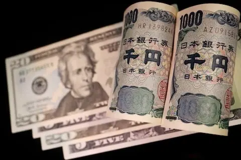 Yen squeezed as hawkish turn grips central banks