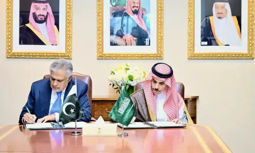 پاکستان اور سعودی عرب کے سفارتی و سرکاری پاسپورٹ رکھنے والوں کیلئے ویزے کی شرائط کے خاتمے کے معاہدے پر دستخط
