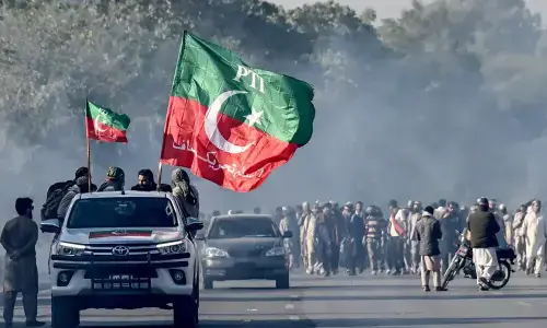 PTI decides to postpone Islamabad &lsquo;long march&rsquo;