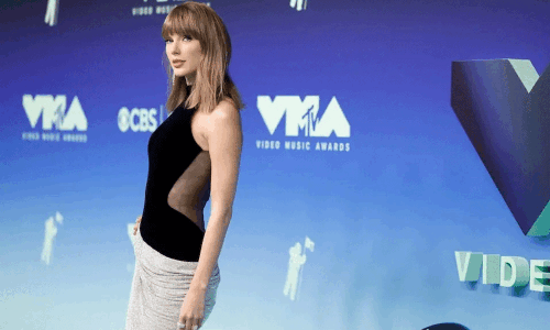 Taylor Swift lands top trophy at MTV's Video Music Awards