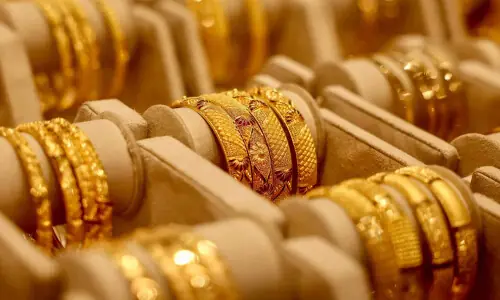 Gold price per tola fall Rs12,800 in Pakistan