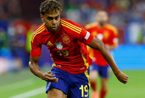 Lamine nets double as Spain win again and England beat 10-man Czechs