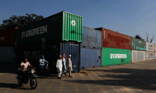 اسلام آباد میں احتجاج روکنے کے اقدامات، کراچی میں مال بردار کنٹینرز کے ڈھیر لگ گئے اسلام آباد میں احتجاج روکنے کے اقدامات، کراچی میں مال بردار کنٹینرز کے ڈھیر لگ گئے