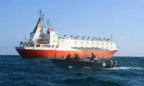 Pakistanis rescued from Somali pirates have reached Karachi