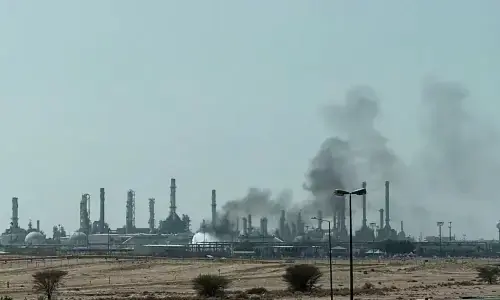 یمن کے حوثیوں کا سعودی ایئرپورٹس، آرامکو ریفائنری کو نشانہ بنانے کا دعویٰ