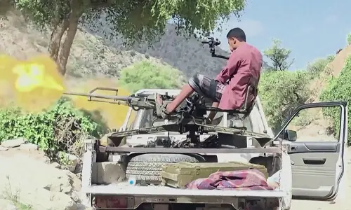 Yemen govt forces say advancing against Houthis around key waterway