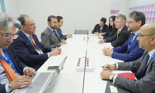 Aurangzeb holds financing talks with banks, UNDP on sidelines of IMF-World Bank meetings