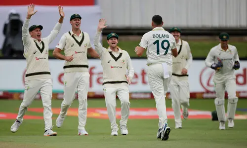 Boland strikes twice as rain disrupts second Test