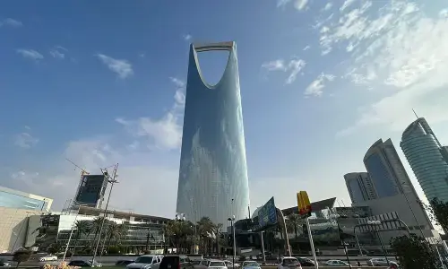 حوثی حملوں کے باعث خلل پھیلنے پر سعودی بلند عمارت کے دفاتر بند