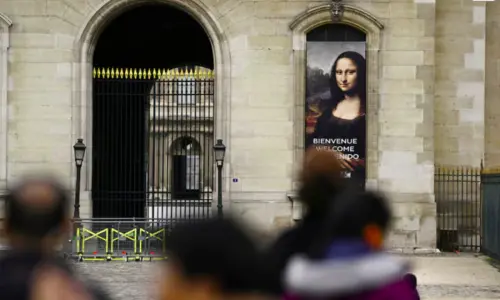 Mona Lisa off limits as Paris shuts museums over protest fears