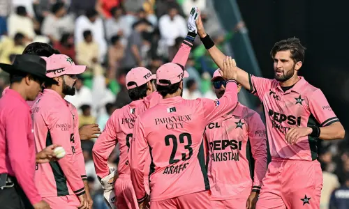 Pakistan keep England to 241 despite Duckett ton Pakistan keep England to 241 despite Duckett ton