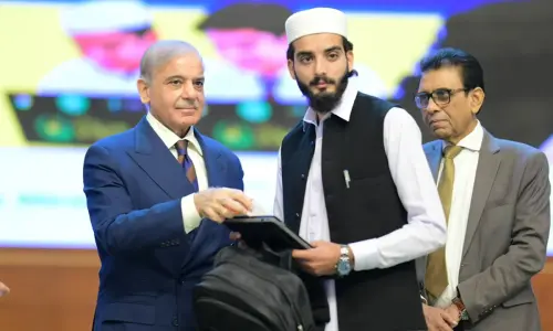 وزیراعظم کا دو سال میں طلبہ کو 5 لاکھ کروم بکس اور وائی فائی ڈیوائسز دینے کا اعلان