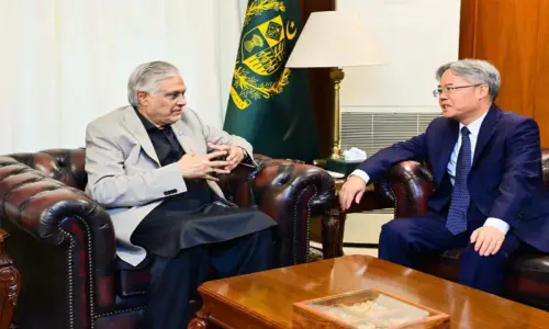 Dar, Chinese envoy discuss regional developments