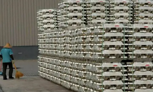Zinc hits two-week high as tight stocks spur bullish sentiment