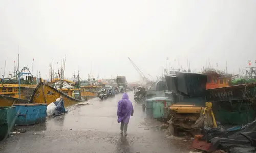Cyclone Arnab stalls close to India's east coast Cyclone Arnab stalls close to India's east coast