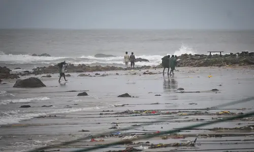 Six killed in cyclone off India's eastern coast