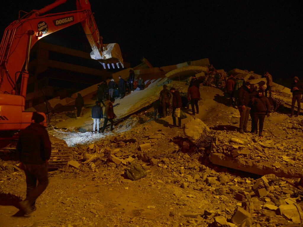 Residents and rescue personnel search for victims and survivors through the rubble of collapsed buildings in Adiyaman, in the night of February 8, 2023, two days after a 7,8-magnitude earthquake struck southeast Turkey. Photo: AFP