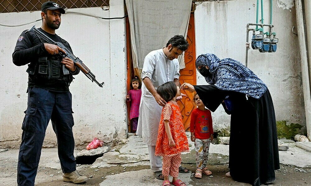Cop guarding polio team shot dead