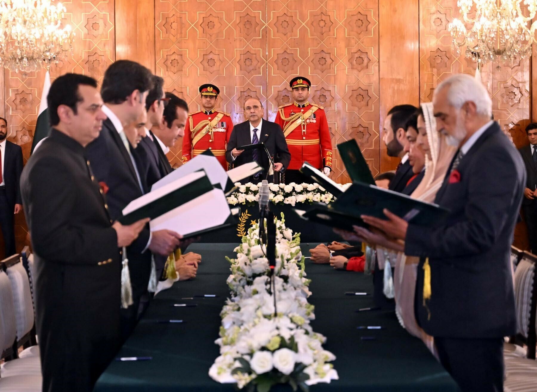 President Asif Ali Zardari administering the oath of office to Ministers of State at Aiwan-e-Sadr on 27-02-2025 - Photo: PID