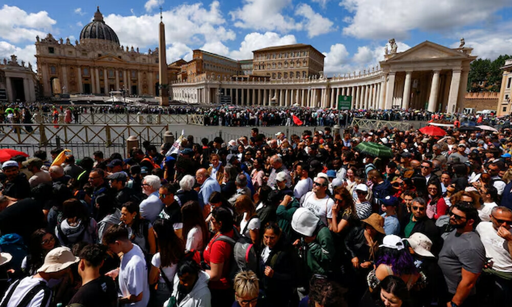 People queue to enter St. Peter’s Basilica to pay respects as Pope Francis lies in state, as seen from Rome, Italy, April 25, 2025. Photo: Reuters
