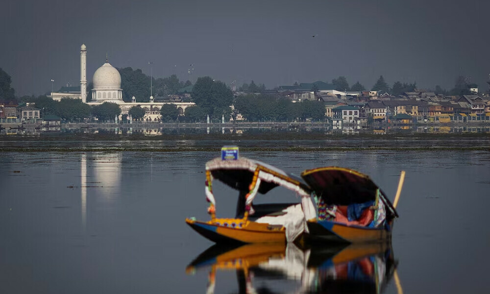 A traditional Shikara boat is seen in the waters of Dal Lake as the Hazratbal shrine is seen in the background in Srinagar, April 29, 2025. Photo: Reuters