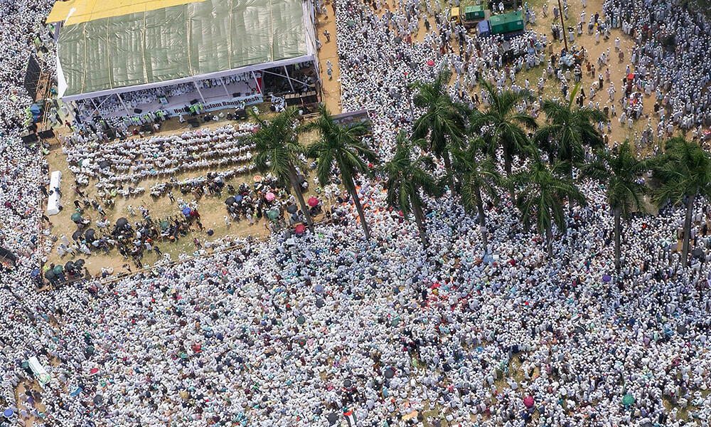An aerial view shows Hefazat-e-Islam Bangladesh, an Islamist coalition group rallying in Dhaka on May 3, 2025, to oppose recommendations by a government women&rsquo;s commission to end discriminatory provisions, including equal inheritance rights for men and women. Photo: AFP