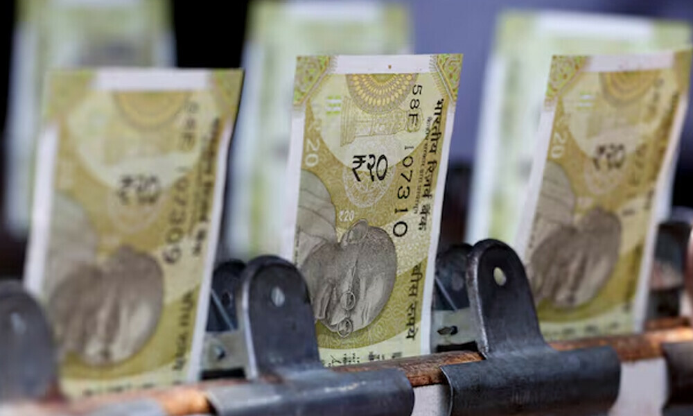 Indian twenty rupee currency notes are displayed at a roadside currency exchange stall in New Delhi, India, May 24, 2024. Photo: Reuters