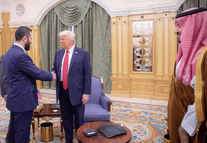  US President Donald Trump meets with Syrian President Ahmed al-Sharaa in Riyadh, Saudi Arabia on May 14, 2025. Photo: Reuters 