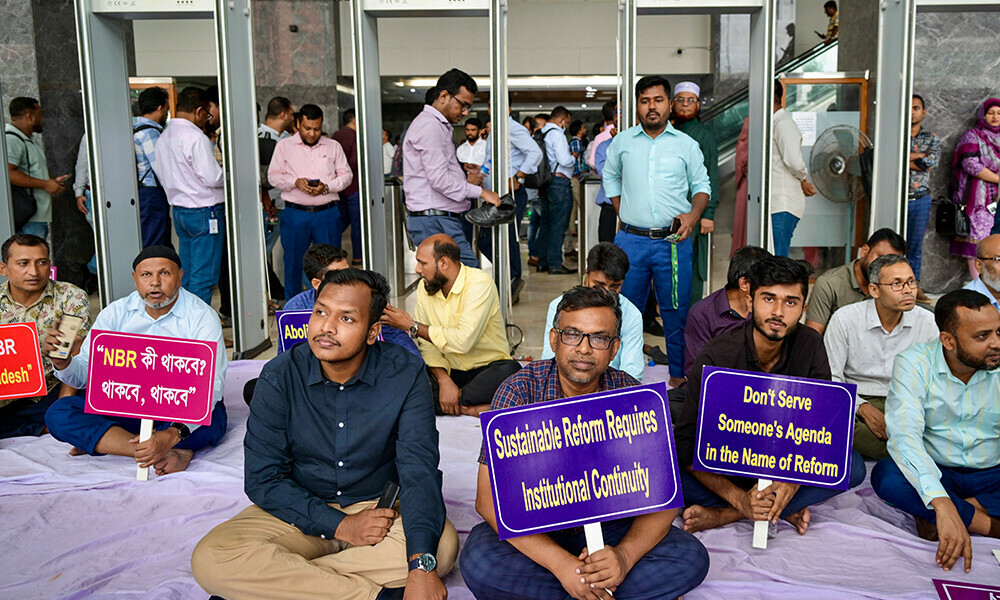 National Board of Revenue (NBR) employees protest in front of the NBR office in Dhaka on May 25, 2025. Photo: AFP