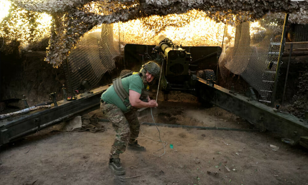 A Ukrainian serviceman fires a howitzer in Kharkiv region, Ukraine, May 27, 2025. Photo: Reuters