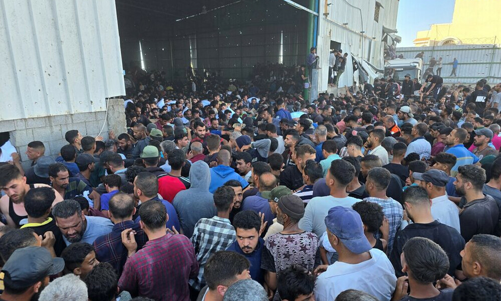 Palestinians gather at an aid distribution center in Deir Al-Balah, in the Gaza Strip, May 28, 2025. Photo: Reuters