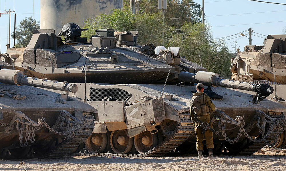 An Israeli army soldier works on a tank deployed at the border with the Gaza Strip on May 29, 2025, amid the ongoing war between Israel and Palestinian movement Hamas. Photo: AFP
