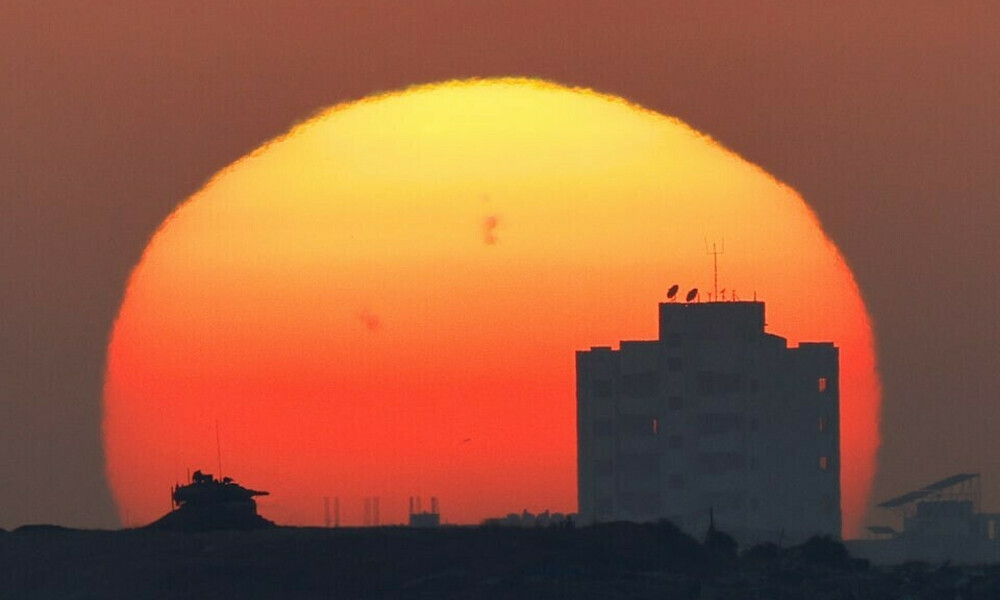 An Israeli tank is used in Gaza, near the Israel-Gaza border, as seen from Israel, May 29, 2025. Photo: Reuters