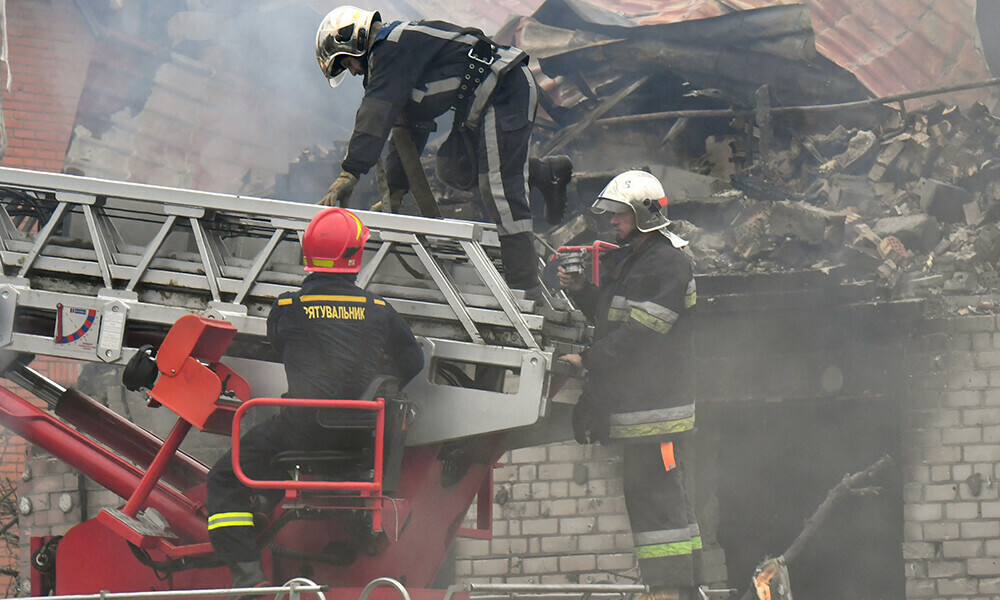 Firefighters from a crane operate on a blaze in damaged private houses following Russian strike in Kyiv region on May 25, 2025, amid Russian invasion in Ukraine. Photo: AFP