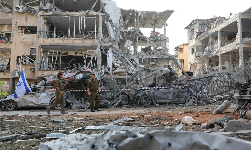 Israeli soldiers inspect a site hit by a missile fired from Iran in the Israeli city of Ramat Gan near Tel Aviv on June 14, 2025. Photo: AFP