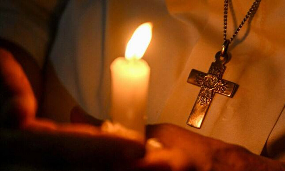 A member of the Christian community takes part in a candlelight prayer service for the victims of the Air India crash at Sacred Heart Cathedral in New Delhi on June 14, 2025. Photo: AFP