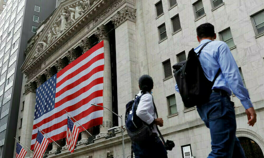 US weekly jobless claims fall, but still elevated