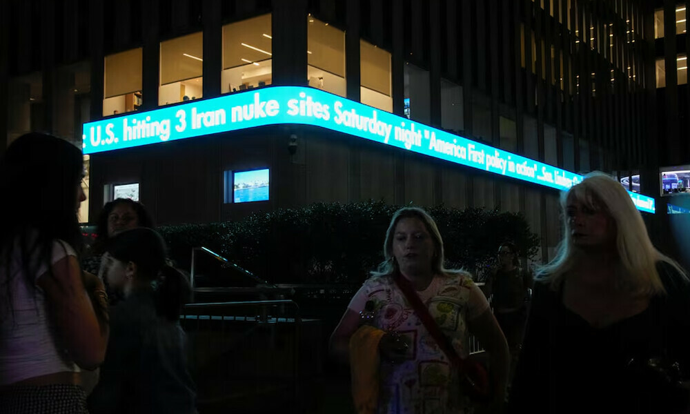 People stand in front of a Fox News ticker displaying a headline about U.S. strikes on Iran’s nuclear facilities, in New York City, U.S. June 21, 2025. Photo: Reuters 