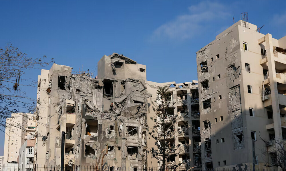Emergency personnel work at an impacted residential site, following a missile attack from Iran on Israel, amid the Israel-Iran conflict, in Be’er Sheva, Israel June 24, 2025. Photo: Reuters