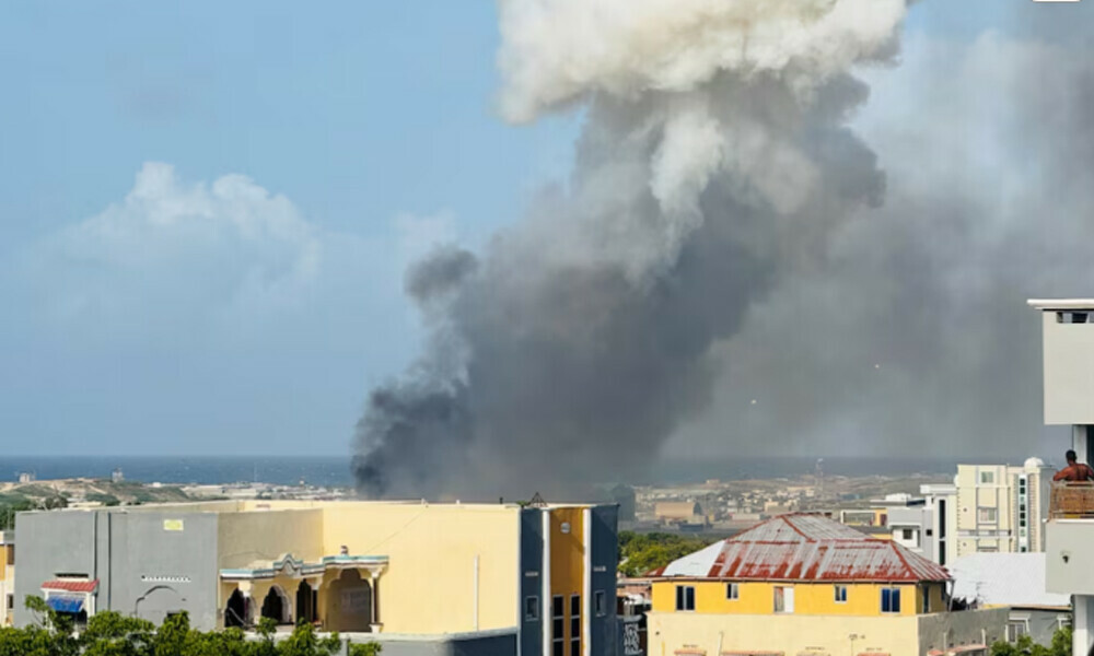 Smoke rises in the direction of Aden Adde airport in Mogadishu, Somalia, July 2, 2025. Photo: Reuters