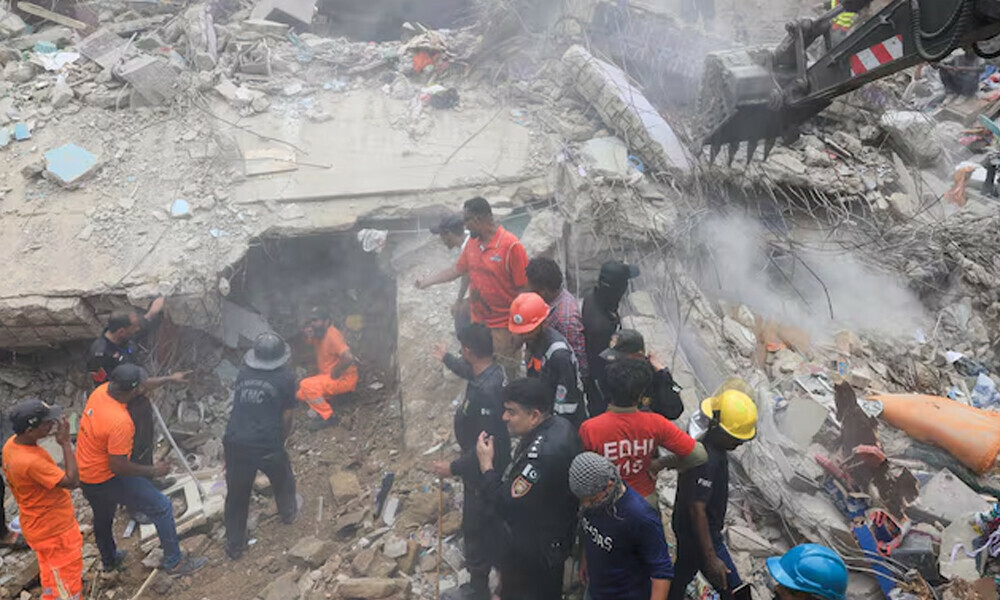 Rescue workers search for survivors as they go through the rubble of a five-storey residential building, which collapsed in Karachi, Pakistan July 4, 2025. Photo: AFP