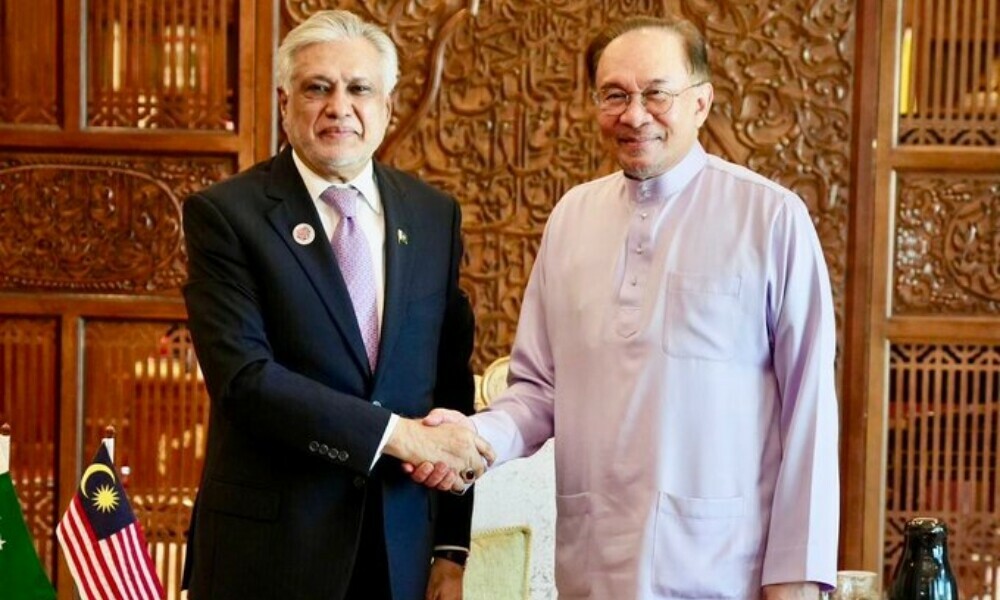 Foreign Minister Senator Mohammad Ishaq Dar (left) shakes hands with Prime Minister of Malaysia Anwar Ibrahim during a meeting in Putrajaya, Malaysia, on July 11, 2025. Photo: APP