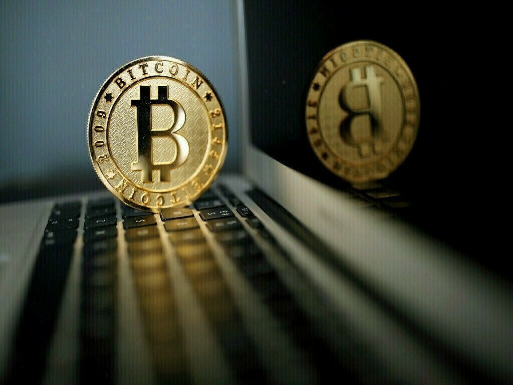 Bitcoin tops 0,000 for the first time