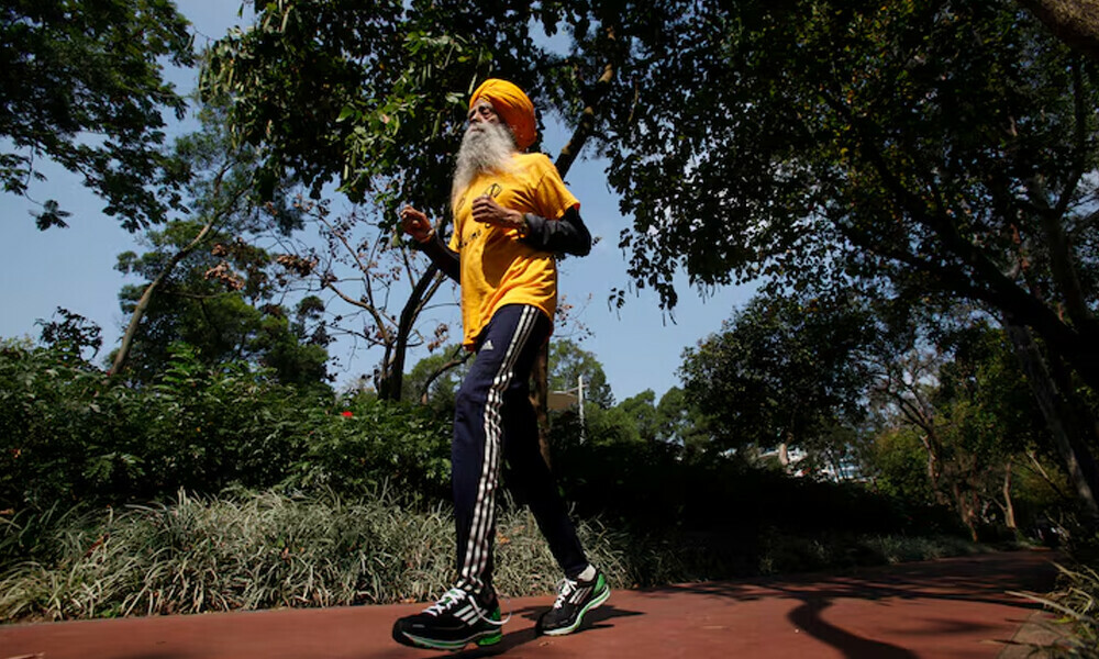 British Indian marathon runner Fauja Singh, 101, jogs during a practise at a park in Hong Kong February 21, 2013. Photo: Reuters